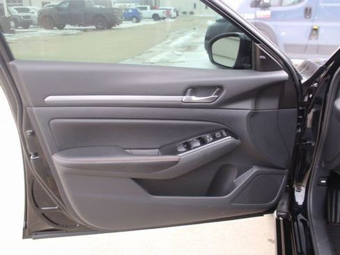 Used 2025 Nissan Altima 2.5 SR w/ SR Premium Package image 8