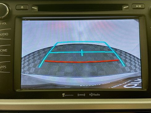 Used 2019 Toyota Highlander SE FWD image 23