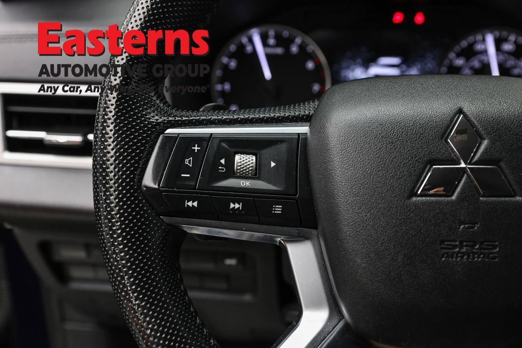 Used 2023 Mitsubishi Outlander SE AWD/4WD image 15