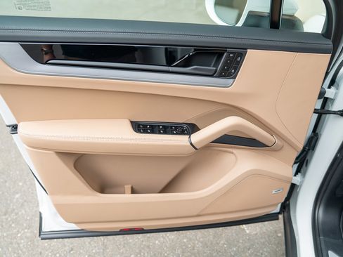 Used 2025 Porsche Cayenne image 10