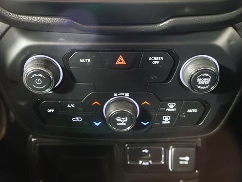 Used 2018 Jeep Renegade Altitude FWD image 41