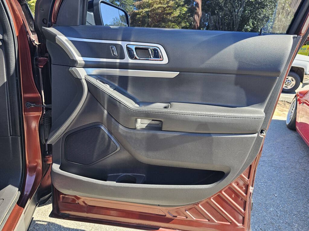 Used 2015 Ford Explorer XLT w/ Equipment Group 202A FWD image 21