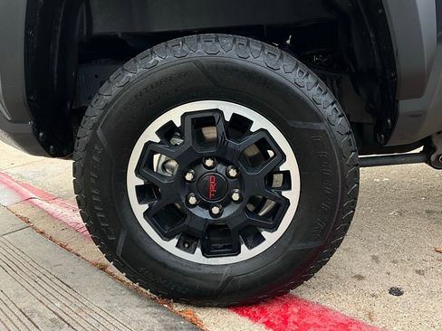 Used 2025 Toyota Tacoma TRD Off-Road image 9