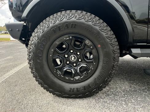 Used 2025 Ford Bronco Badlands image 9