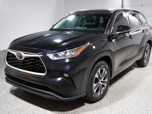 Used 2020 Toyota Highlander XLE FWD image 34