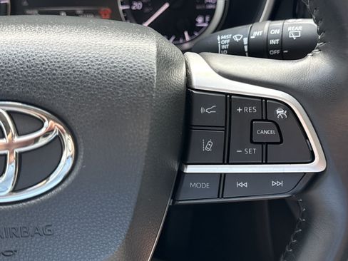Used 2024 Toyota Highlander XLE AWD/4WD image 25