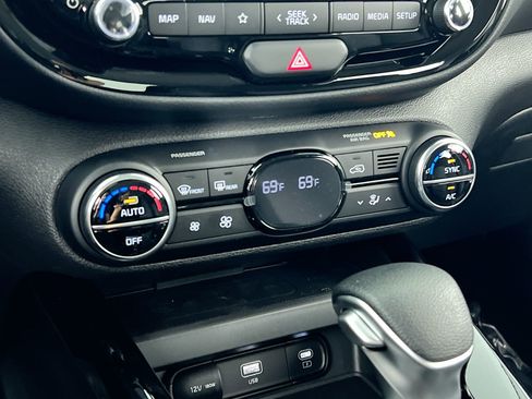 Certified 2025 Kia Soul LX w/ LX Technology Package FWD image 23