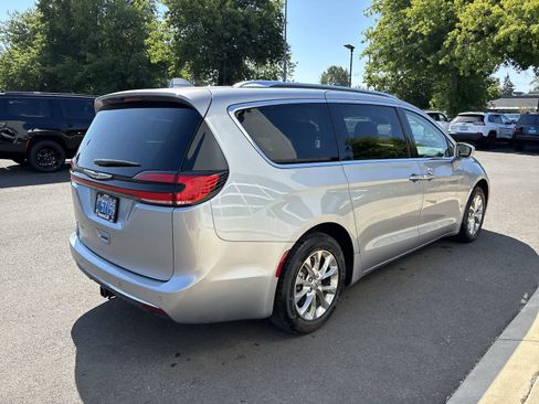 Used 2021 Chrysler Pacifica Touring-L FWD image 4