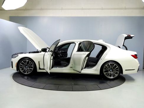 Used 2022 BMW 750i xDrive w/ Executive Package image 12