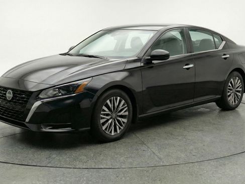 Used 2025 Nissan Altima 2.5 SV FWD image 3