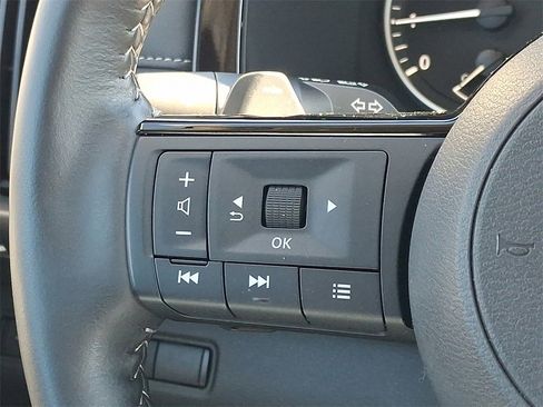 Used 2024 Nissan Pathfinder SL w/ Black Appearance Package image 9