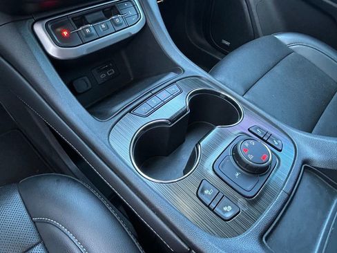 Used 2023 GMC Acadia SLT image 24