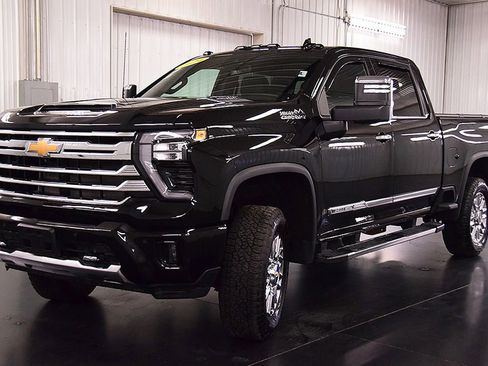 Used 2024 Chevrolet Silverado 2500 High Country w/ Z71 Off-Road Package AWD/4WD image 3