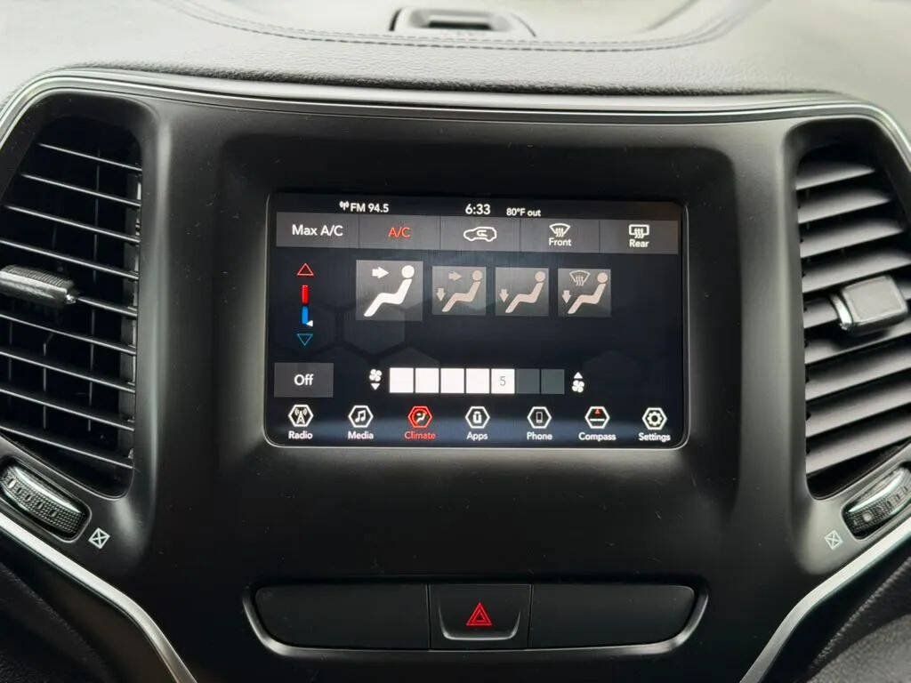 Used 2019 Jeep Cherokee Latitude w/ Popular Appearance Group FWD image 19