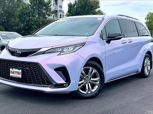 Used 2023 Toyota Sienna XSE AWD/4WD image 1