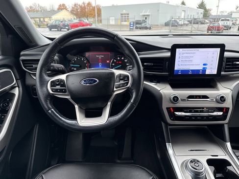 Used 2022 Ford Explorer XLT w/ Equipment Group 202A image 9