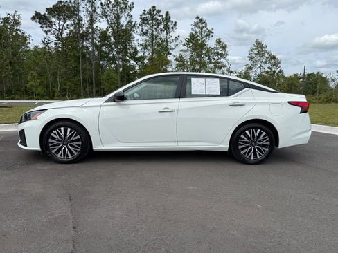 Used 2025 Nissan Altima 2.5 SV FWD image 2