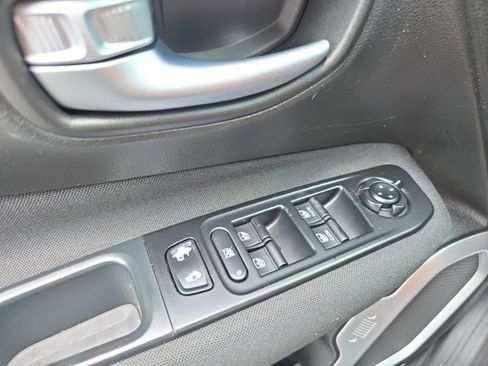 Used 2019 Jeep Renegade Latitude FWD image 27
