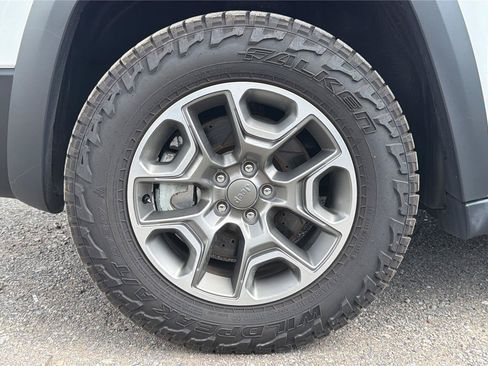 Used 2021 Jeep Cherokee Trailhawk AWD/4WD image 30