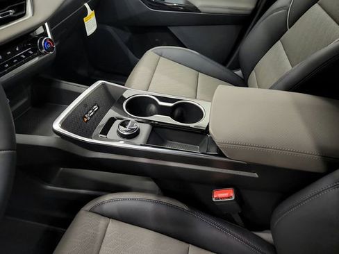 New 2026 Chevrolet Equinox LT w/ Convenience Package II FWD image 21