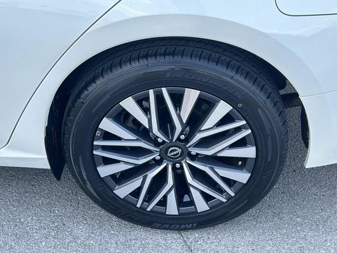 Used 2025 Nissan Altima 2.5 SV FWD image 14