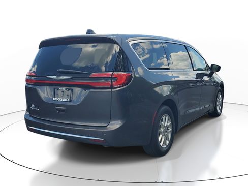 Used 2023 Chrysler Pacifica Touring-L FWD image 6