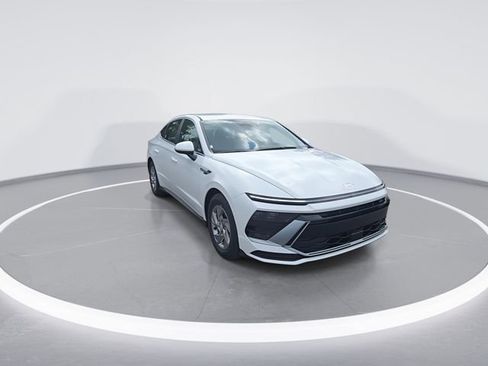 Used 2025 Hyundai Sonata SE image 2