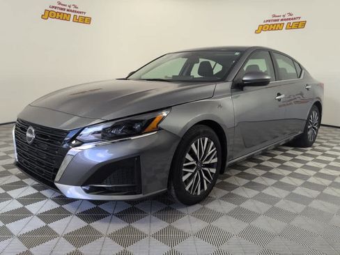Used 2023 Nissan Altima 2.5 SV w/ SV Premium Package FWD image 1