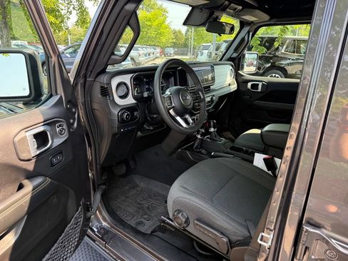 Used 2024 Jeep Wrangler Unlimited Sahara AWD/4WD image 12
