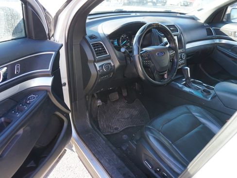 Used 2016 Ford Explorer XLT w/ Equipment Group 202A image 7