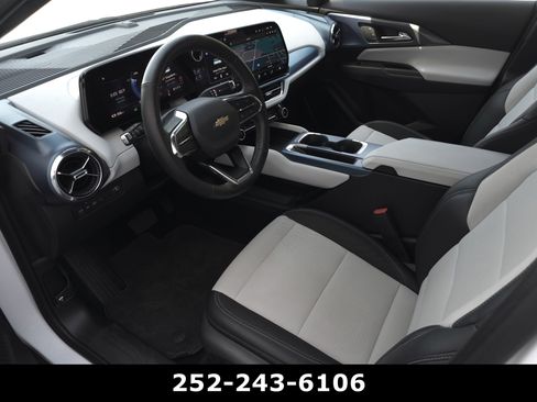Used 2025 Chevrolet Equinox EV LT FWD image 9