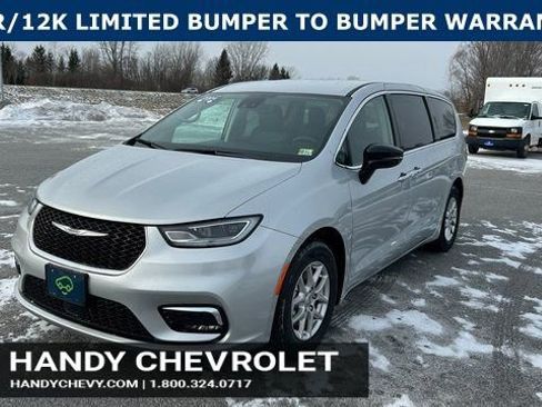 Used 2024 Chrysler Pacifica Touring-L image 8