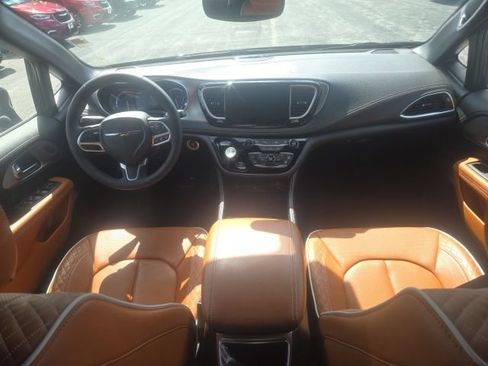 Used 2025 Chrysler Pacifica Pinnacle FWD image 30