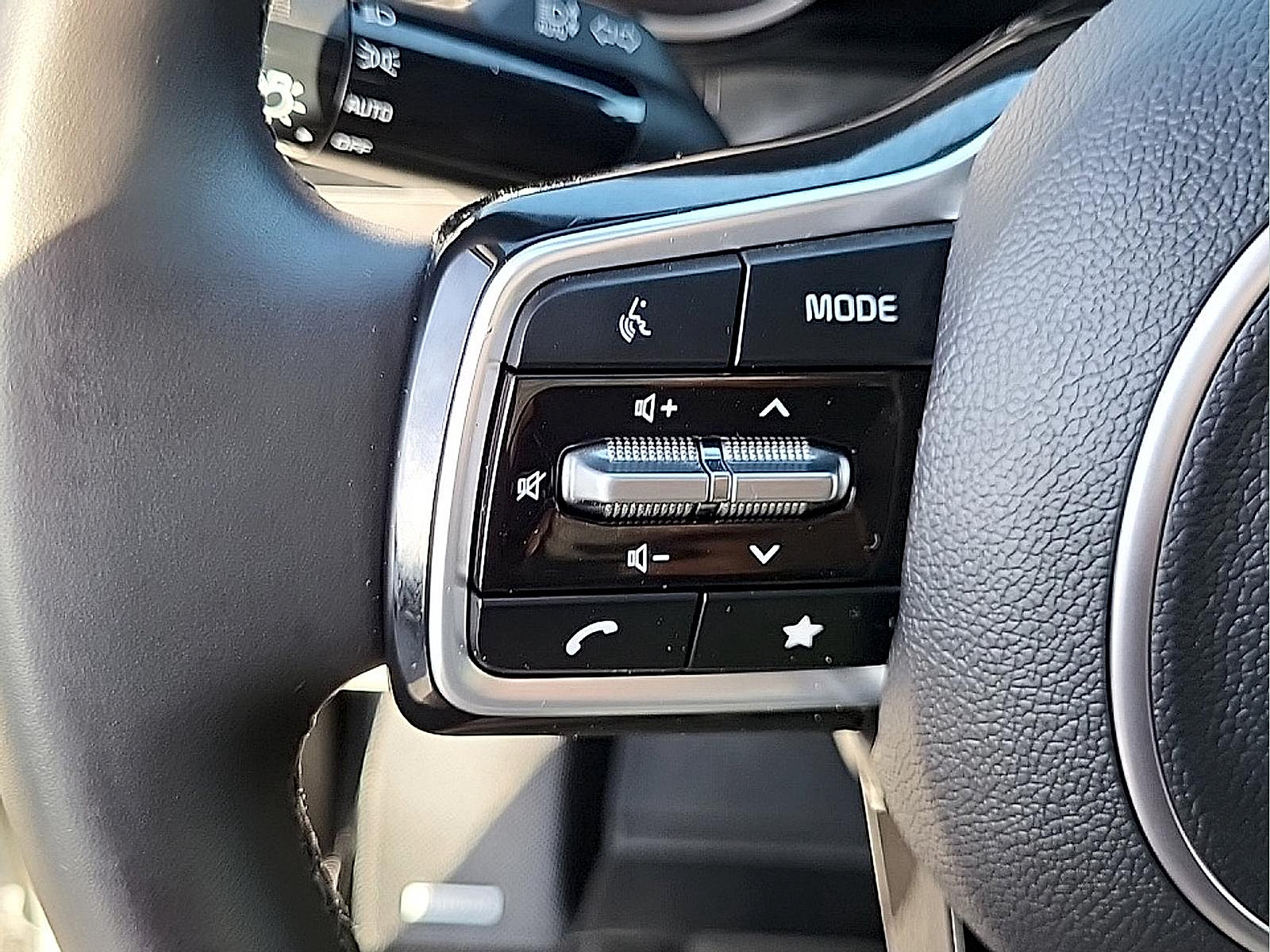 Used 2024 Kia Carnival EX FWD image 17