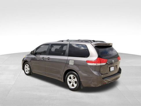 Used 2012 Toyota Sienna LE image 3
