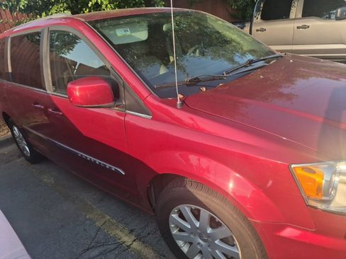 Used 2016 Chrysler Town & Country Touring FWD image 13