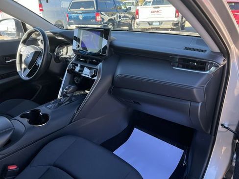 Used 2024 Toyota Venza LE image 30