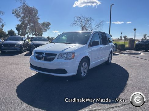 Used 2017 Dodge Grand Caravan SE image 3