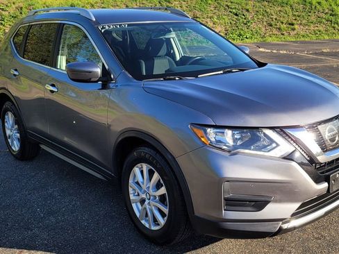 Used 2017 Nissan Rogue SV image 2