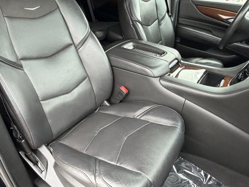 Used 2019 Cadillac Escalade Luxury AWD/4WD image 12
