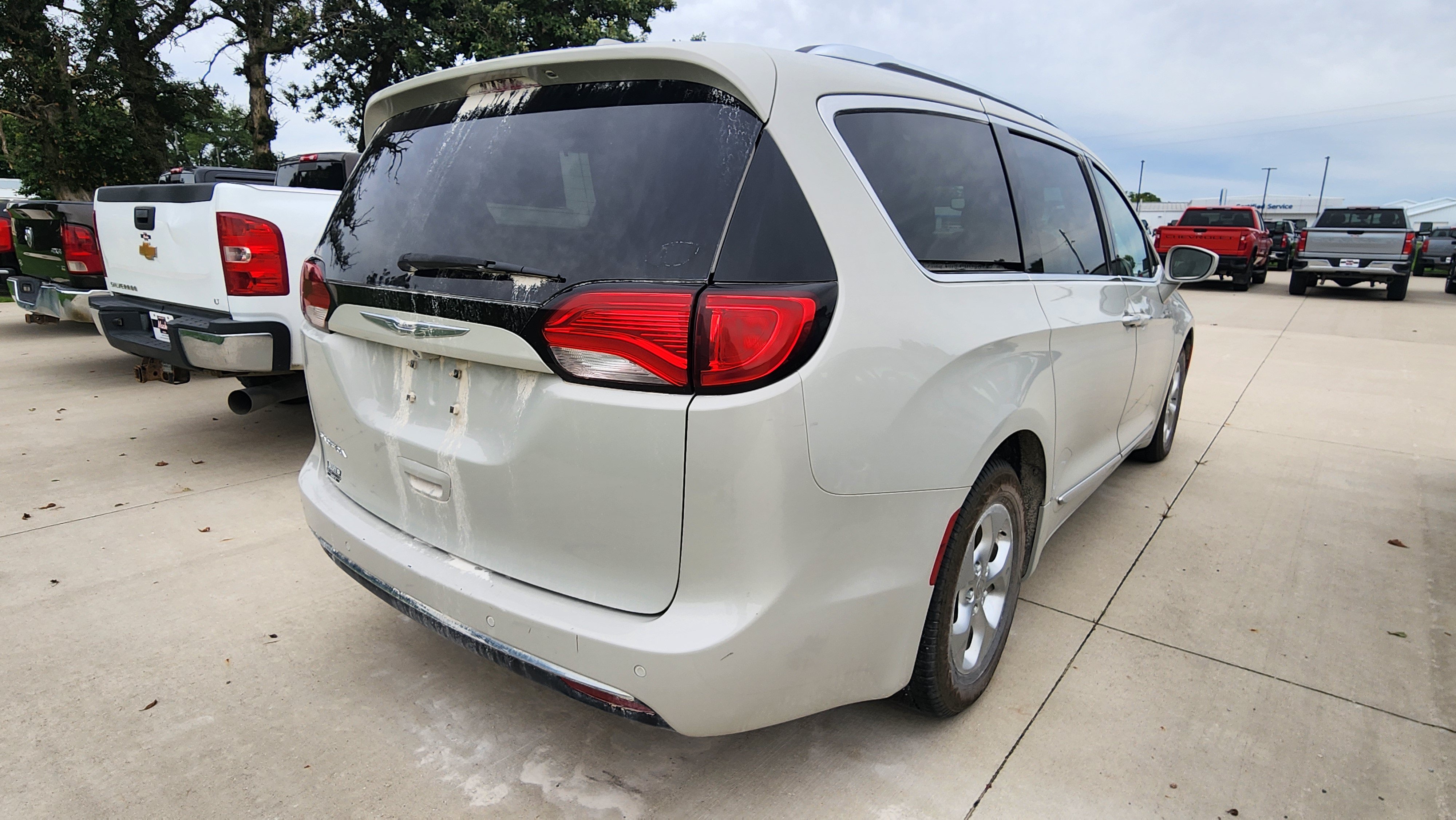 Used 2017 Chrysler Pacifica Touring-L Plus FWD image 4