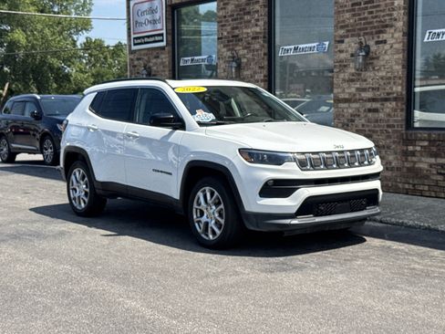 Used 2022 Jeep Compass Latitude w/ Sun and Sound Group AWD/4WD image 7