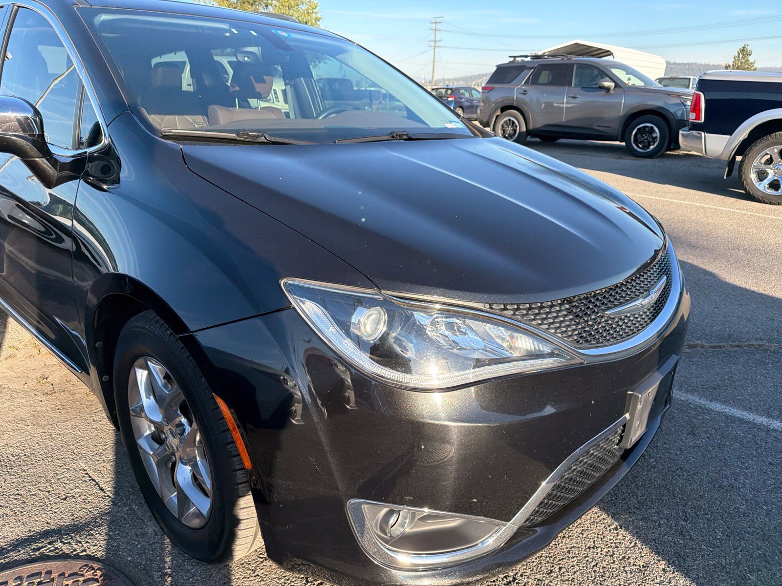Used 2017 Chrysler Pacifica Limited w/ UConnect Theater Package FWD image 4