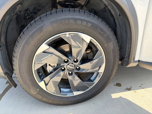 Used 2024 Nissan Rogue SV AWD/4WD image 12