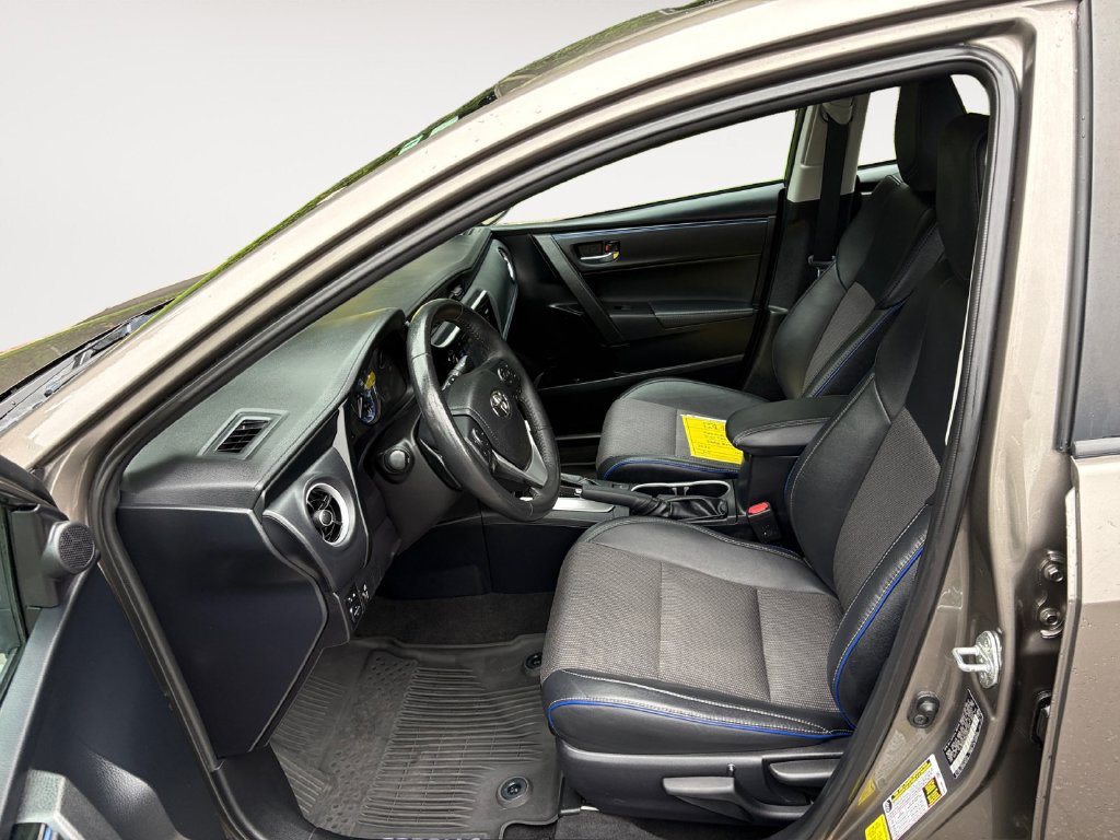 Used 2017 Toyota Corolla SE w/ SE Premium Package FWD image 11