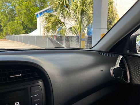 Used 2025 Kia Soul LX w/ LX Technology Package image 35