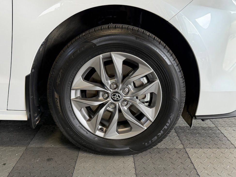 Used 2025 Toyota Sienna XLE FWD image 35