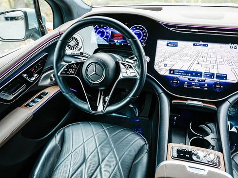 Used 2023 Mercedes-Benz EQS 580 4MATIC SUV image 14