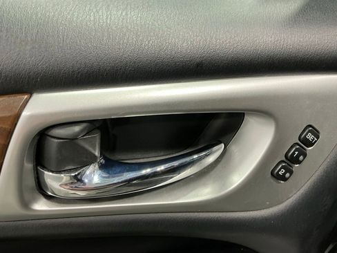 Used 2020 Nissan Pathfinder Platinum FWD image 17