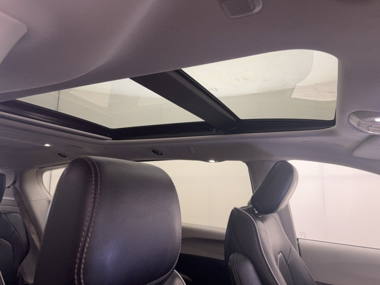 Used 2023 Chrysler Pacifica Limited FWD image 11